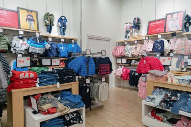 Shenzhen, Çin - Şubat 06, 2019: UpperHills alışveriş merkezindeki Gap mağazasının içi. Gap, erkek, kadın ve çocuklara giysi, ayakkabı ve aksesuar sunan Amerikalı bir perakendecidir..