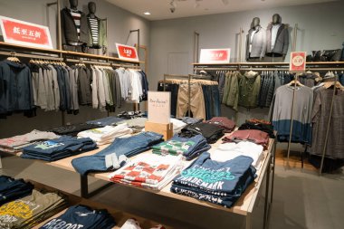 Shenzhen, Çin - Şubat 06, 2019: bir Esprit mağazasının içi. Esprit, erkek, kadın ve çocuklar için geniş bir giyim yelpazesi sunan küresel bir moda markasıdır..
