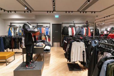 HONG KONG, ÇİN - ŞUBAT 01, 2019: Hong Kong 'daki bir Nike mağazasının içi.