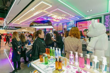 Hong Kong, Çin - 2 Şubat 2019: Hong Kong, Harbour City 'deki bir perakende satış bölgesinde kozmetik ürünlerini araştıran müşteriler.