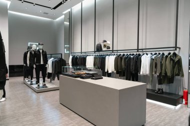 Shenzhen, Çin - Şubat 06, 2019: UpperHills alışveriş merkezindeki Gentle mağazasının içi. Nazik mağazalar çeşitli giysi ve aksesuarlar sunar..