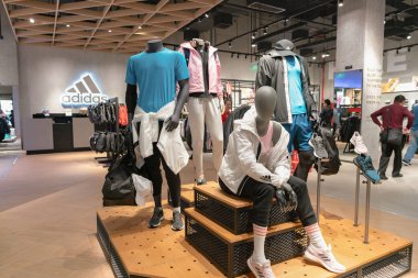 Shenzhen, Çin - Şubat 06, 2019: UpperHills 'teki Adidas mağazasında giyilmiş mankenler sergileniyor. Adidas, erkek, kadın ve çocuklar için spor giysileri, ayakkabı ve aksesuarlar sunan bir Alman markasıdır.
