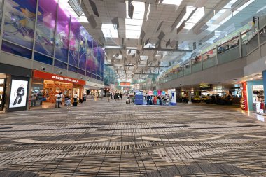 SINGAPORE - 25 AĞUSTOS 2024: Singapur 'daki Changi Uluslararası Havaalanı' nın içini geniş açılı görüş