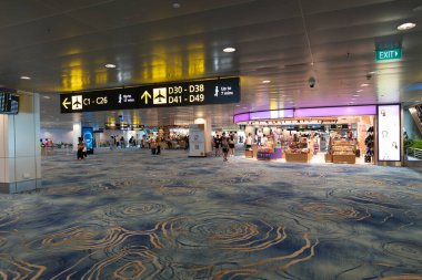 SINGAPORE - 25 AĞUSTOS 2024: Singapur 'daki Changi Uluslararası Havaalanı' nın içini geniş açılı görüş