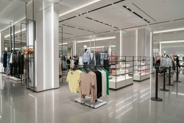 Shenzhen, Çin - Şubat 06, 2019: UpperHills alışveriş merkezinde bir Zara mağazasının içi. Zara, erkek, kadın ve çocuklara giysi, ayakkabı ve aksesuar sunan İspanyol bir perakendecidir..