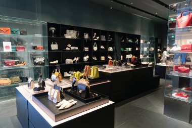 Shenzhen, Çin - Şubat 06, 2019: UpperHills alışveriş merkezindeki Urban Revivo mağazasının iç çekimi. 