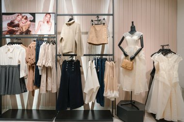 Shenzhen, Çin - Şubat 06, 2019: 9 Square alışveriş merkezindeki bir Vero Moda mağazasının iç çekimi. Vero Moda kadınlar için çeşitli kıyafetler sunar.