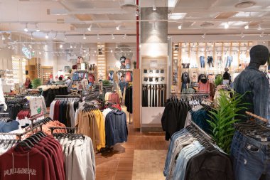 Shenzhen, Çin - Şubat 06, 2019: UpperHills alışveriş merkezindeki çekimler. Çek ve Ayı, erkek ve kadınlar için giysi ve aksesuar sunan İspanyol markasıdır..