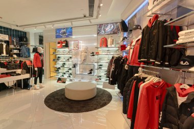 HONG KONG, ÇİN - ŞUBAT 01, 2019: Hong Kong 'daki Fila mağazasının içi.