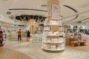Shenzhen, Çin - Şubat 06, 2019: UpperHills alışveriş merkezindeki PurCotton mağazasının iç çekimi.