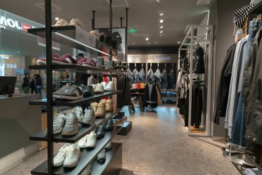 Shenzhen, Çin - Şubat 06, 2019: UpperHills alışveriş merkezindeki Jack ve Jones mağazasının içi. Jack ve Jones geniş bir yelpazede kot, ceket, gömlek, ayakkabı ve aksesuar sunuyorlar..