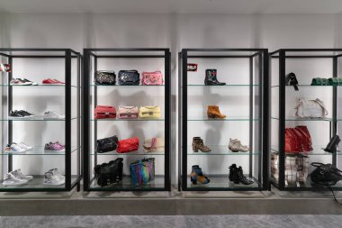 Hong Kong, Çin - 3 Şubat 2019: Hong Kong 'da bir Zadig ve Voltaire mağazasının iç çekimi.