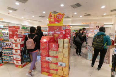 HONG KONG, Çin - Şubat 01, 2019: Hong Kong 'da bir Mannings mağazasının içi. Mannings kişisel bakım ürünleri zinciri..