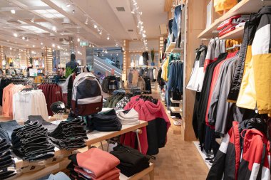 Shenzhen, Çin - Şubat 06, 2019: UpperHills alışveriş merkezindeki çekimler. Çek ve Ayı, erkek ve kadınlar için giysi ve aksesuar sunan İspanyol markasıdır..
