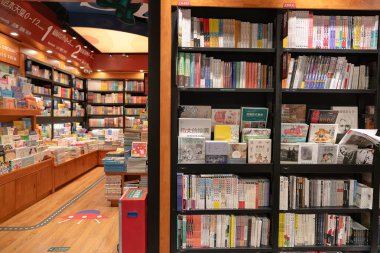 Shenzhen, Çin - Şubat 06, 2019: Shenzhen 'deki Sisyphe Kitapevi' nin iç çekimleri. Sisyphe geniş bir kitap koleksiyonu sunan bir kitapçı..