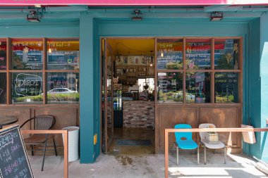Busan, Güney Kore - 25 Mayıs 2017: Busan 'da bir kafe sokak manzarası.