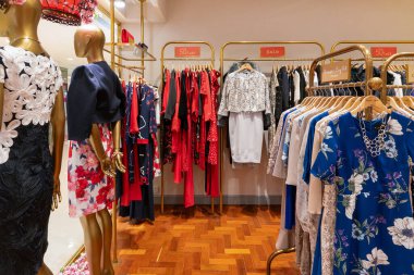 Hong Kong, Çin - 2 Şubat 2019: Hong Kong 'da 8. aşama mağazasında çeşitli giysiler sergilendi. Sekizinci Aşama İngiliz kadın giyim markası..