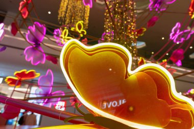 Shenzhen, Çin - Şubat 06, 2019: UpperHills alışveriş merkezindeki dekorasyonlar, kelebek şekilli elementler ana özellik olarak.