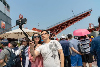 Busan, Güney Kore - 28 Mayıs 2017: Yeongdo Köprüsü önünde selfie çeken insanlar.