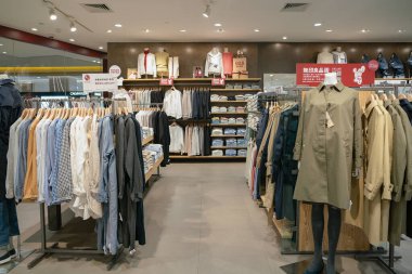 Shenzhen, Çin - Şubat 06, 2019: bir Muji mağazasının içi. Muji basit, işlevsel giysiler, ev eşyaları ve yaşam tarzı ürünleri sunan bir Japon perakende markasıdır..