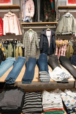 Shenzhen, Çin - Şubat 06, 2019: bir Esprit mağazasının içi. Esprit, erkek, kadın ve çocuklar için geniş bir giyim yelpazesi sunan küresel bir moda markasıdır..