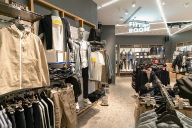 HONG KONG, ÇİN - ŞUBAT 01, 2019: Hong Kong 'daki Jack ve Jones mağazasının içi.