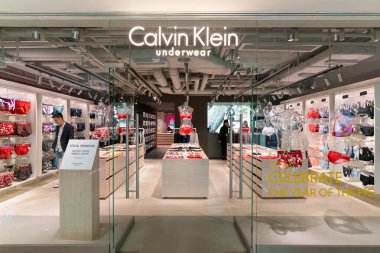 Hong Kong, Çin - 2 Şubat 2019: Hong Kong Calvin Klein iç çamaşırı mağazasının girişi.