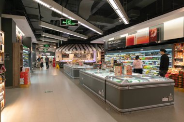 Shenzhen, Çin - Şubat 06, 2019: UpperHills alışveriş merkezindeki Ole 'Food Hall' un iç çekimi. Ole 'Food Hall çeşitli taze ürünler, organik ürünler ve uluslararası mutfaklar sunan bir gıda pazarıdır..