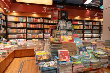 Shenzhen, Çin - Şubat 06, 2019: Shenzhen 'deki Sisyphe Kitapevi' nin iç çekimleri. Sisyphe geniş bir kitap koleksiyonu sunan bir kitapçı..