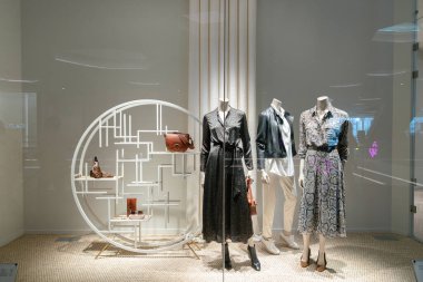 Shenzhen, Çin - Şubat 06, 2019: UpperHills alışveriş merkezindeki Massimo Dutti mağazasında giysili mankenler sergileniyor. Massimo Dutti İspanyol bir perakendecidir. Kadın ve erkeklere giysi ve aksesuar sunar.