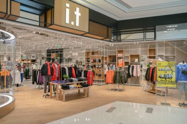 Shenzhen, Çin - Şubat 06, 2019: 9 Square alışveriş merkezindeki bir I.T. mağazasının önünde. Bilgi işlem, küresel ve yerel markalardan çeşitli giyim ve aksesuarlar sunan Hong Kong merkezli bir perakendecidir.