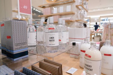 Shenzhen, Çin - 06 Şubat 2019: UpperHills alışveriş merkezindeki Zara Home mağazasında sergilenen keten suyu, çamaşır deterjanı ve diğer temel eşyaların yakın çekimi.