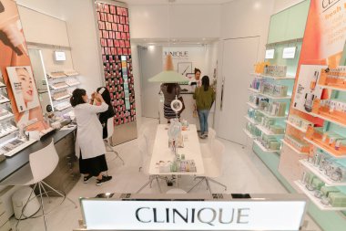 HONG KONG, ÇİN - ŞUBAT 01, 2019: Hong Kong 'da bir klinik dükkanının içi. Clinique, cilt bakım ürünleri, kozmetik ürünleri ve parfüm üreten bir Amerikan markasıdır..