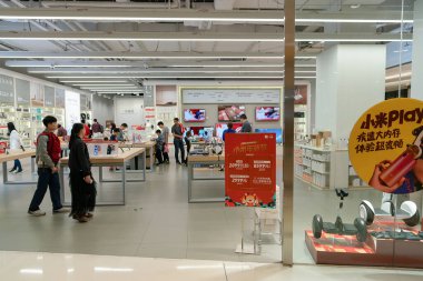 Shenzhen, Çin - Şubat 06, 2019: Mi Store 'a giriş 9. Mi Store çeşitli elektronik ve akıllı cihazlar sunuyor.