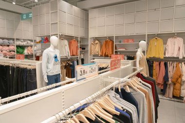 Shenzhen, Çin - Şubat 06, 2019: UpperHills alışveriş merkezindeki NO ME mağazasının iç çekimi. NO ME, eşsiz, işlevsel ev eşyaları, aksesuarlar ve giysiler sunan bir konsept mağazasıdır..