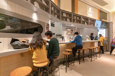 HONG KONG, ÇİN - HAZİRAN 01, 2019: Burger Republic, Popcorn Mall, Tseung Kwan O 'daki insanlar yemeklerini yiyorlar..