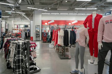 Shenzhen, Çin - Şubat 06, 2019: 9 Square alışveriş merkezindeki eski bir donanma mağazasının içi, giysi sergileri ve elbise rafları.