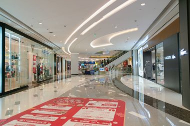 Shenzhen, Çin - Şubat 06, 2019: Shenzhen 'deki 9. 9 Square Mall çeşitli perakende mağazaları ve yemek seçenekleri olan bir alışveriş merkezidir..