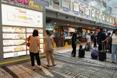 SINGAPORE - 25 AĞUSTOS 2024: Changi Uluslararası Havaalanı Terminali 'ndeki Singapur Food Caddesi' ndeki atmosfer.