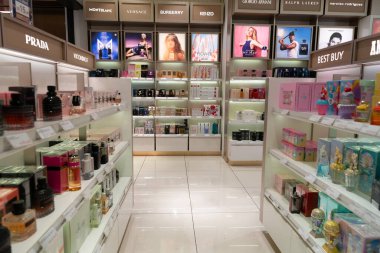 SINGAPORE - 25 AĞUSTOS 2024: Singapur, Changi Uluslararası Havalimanı 'ndaki vergisiz bölgede çeşitli parfümler sergileniyor.