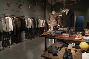 Shenzhen, Çin - Şubat 06, 2019: UpperHills alışveriş merkezindeki River Tooth mağazasının iç çekimi.