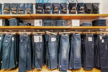 Hong Kong, Çin - 2 Şubat 2019: Hong Kong 'da bir GAP mağazasında çeşitli kot pantolonlar sergileniyor.