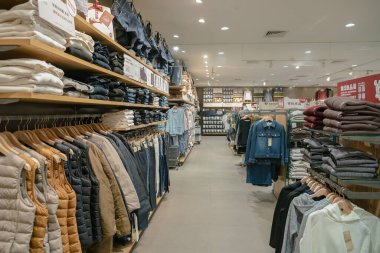 Shenzhen, Çin - Şubat 06, 2019: bir Muji mağazasının içi. Muji basit, işlevsel giysiler, ev eşyaları ve yaşam tarzı ürünleri sunan bir Japon perakende markasıdır..