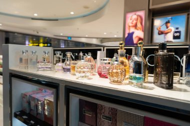 SINGAPORE - 25 AĞUSTOS 2024: Singapur, Changi Uluslararası Havalimanı 'ndaki vergisiz bölgede çeşitli parfümler sergileniyor.