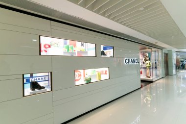 Hong Kong, Çin - 2 Şubat 2019: Hong Kong 'da bir alışveriş merkezinde Chanel mağazasının vitrini.