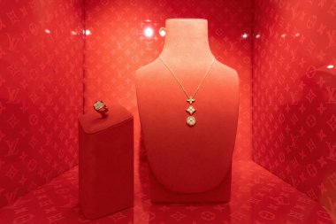 Hong Kong, Çin - 3 Şubat 2019: Hong Kong 'daki Louis Vuitton mağazasında mücevher sergilendi.