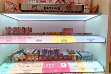 HONG KONG, ÇİN - ŞUBAT 01, 2019: Yardım dükkanının iç çekimleri Hong Kong 'da.