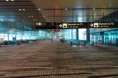 SINGAPORE - 25 AĞUSTOS 2024: Singapur 'daki Changi Uluslararası Havaalanı' nın içini geniş açılı görüş