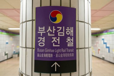 Busan, Güney Kore - 29 Mayıs 2017: Busan Gimhae Demiryolu Geçidi 'nin yön işaretinin yakın çekimi..