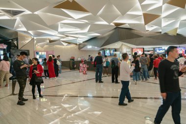 Shenzhen, Çin - Şubat 06, 2019: UpperHills alışveriş merkezindeki bir sinemanın imtiyaz alanındaki insanlar.
